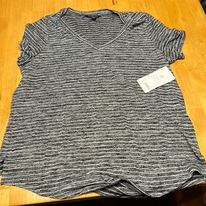 Athleta v neck tee size xl nwt